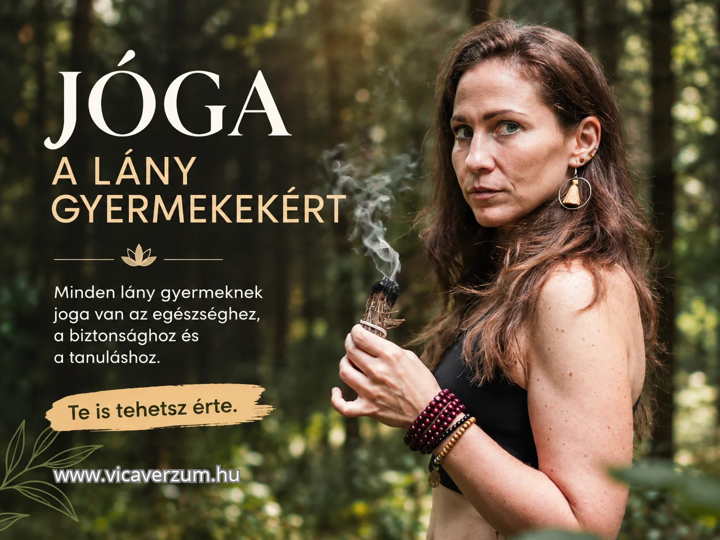 Fiatal nő erdei háttér előtt füstölőt tart, JÓGA A LÁNY GYERMEKEKÉRT felirattal.